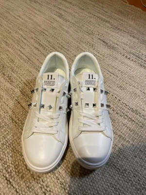 Valentino sneakers - Valentino skor köpta på Vinted, ena sulan är lite skrynklig men dem är i utmärkt skick. Säljer för en tredjedel av vad jag köpte för då dem inte kommer till användning.
