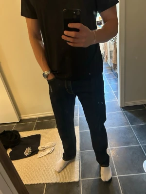 Levis 505 32x34 - Mörkblåa stilrena jeans från Levis. Modell 505, raka. 32w 34l Nyskick!