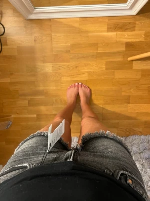 Grå denimshorts - Säljer ett par snygga grå denimshorts, storlek 34. Helt nya