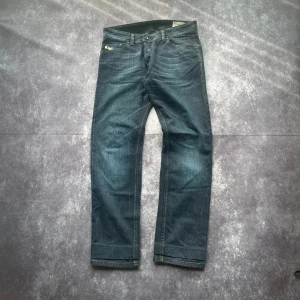 Diesel Darron 2000-talsjeans för herrar i blått, storlek W31 L34 - Diesel Darron-jeans från 2000-talet i blått, storlek W31 L34. Byxbenen har förlängts något.  Midja: 43 cm Benslut: 18 cm Lår: 30 cm Totallängd: 101 cm  Spara på priset och frakten genom att sätta ihop ett paket  Mer information finns på min profil 7-229