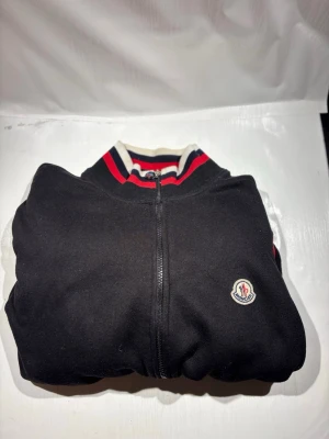 Moncler zip up  - Hej! Säljer nu min tröja från märket Moncler , storlek L bra skick, allt på bilden ingår. Tveka inte på att höra av dig om du har frågor eller funderingar kring kavajen!