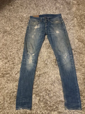 Dondup George jeans  - Ljusblå faded Dondup George jeans med slitningar  i ett okej skick. Sydda vid röven men har fortfarande mycket att ge. Storkek 30. 