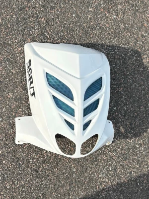 Moped delar - Bcd framkåpa vit, Bcd sidokåpor vita, Str8 benkåpa, medföljer angel eyes, ce lampor, galler.