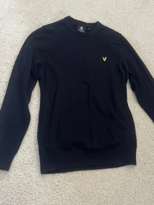 Mörkblå Lyle and Scott långärmad  - Den har inga tecken på användning och är i super skick. Skriv gärna för frågor!