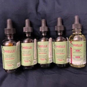 Mielle Rosemary Mint Strengthening Oil - Fem flaskor, helt oanvända!  Mielle Rosemary Mint Strengthening Oil med pipett. Oljan är genomskinlig till ljusgul och kommer i glasflaskor med gröna etiketter. Innehåller rosmarin och mynta, perfekt för hårvård och hårbottenmassage.