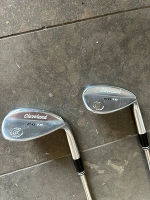 Cleveland CG15 wedgar - Två stycken Cleveland CG15 wedgar i loft 52 med 10 i bounce, samt 58 med 12 i bounce. De båda har stiff skaft. Wedgarna har mycket spin kvar att ge🏌️‍♂️
