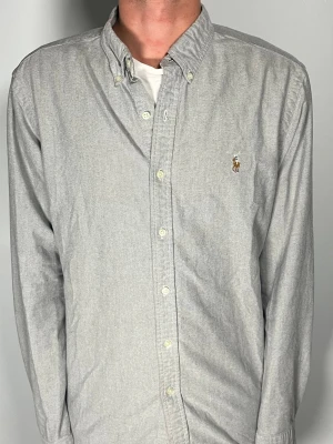 Ralph Lauren skjorta - 👕 Plagg: Skjorta                                                            📏 Storlek: L                                                               🏷️ Märke/Modell: Ralph Lauren slim Fit                                   ✨ Skick: Fint skick                                                        💬 Vid frågor är det bara att skriva!                                                                                          🛍️ Gramenti