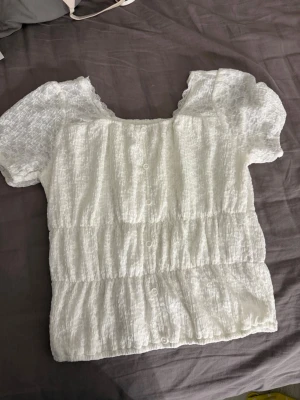Vit blus med puffärm från ONLY - Den kommer inte till användning därför så säljer jag den, skulle säga att den är en S för att den är väldigt stor i storleken💕💕