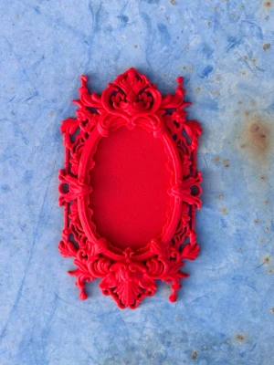 Victorian Gothic Photo Frame, 3D Printed - ▫ Size: 10x17 cm / 3.9x6.7 inches ▫The frame is suitable for a photo of: 6.5x9.5 cm / 2.6x3.7 inches ▫ Material: 3D-printed PLA plastic ▫ Lightweight ▫ Shipped with double-sided tape