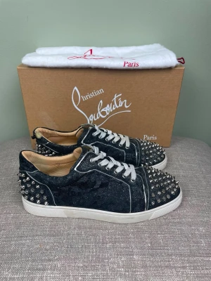 Christian Louboutin slor - Hej, säljer nu dessa svin snygga Christian Louboutin skor. Skorna är i bra skick, enda defekten vid vänster häl se bild 4. Begränsat antal boxar och dustbag. Hör av dig vid frågor. 