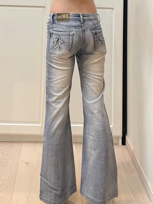 Lågmidjade bootcut jeans  - Mått finns på bilderna💕 tror att de blivit uppsydda av förra ägaren och några rhinestones har fallit av från bakfickorna! Storlek W28 på lappen 