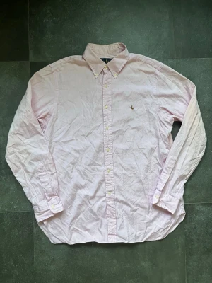 Ralph lauren skjorta  - Tjena, säljer nu denna riktigt snygga och populära Ralph lauren skjortan, den är i använt skick och har även en svag solkräms fläck på ena armen, annars fint skick, hör av er vid frågor och funderingar🙌🤝 