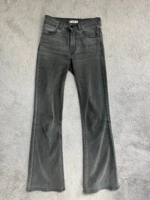 Grå jeans - Jättefina grå utsvängda jeans från Grifoni. Midjemått är 34 cm. 