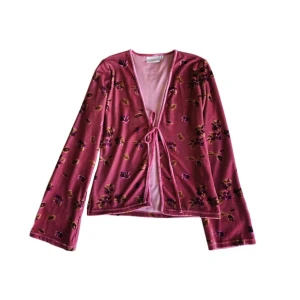 Vintage blommig velourkofta/ tröja/ knytblus, hippie/ boho/ bohemisk/ bohemian/ 60tal/ 70tal/ alt/ coquette/ cyber/ 2000s/ 2000tal - Supersnygg unik gammelrosa blommig sammetskofta med knytning i fram och med vida ärmar!