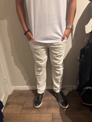 Vita linnebyxor  - Säljer ett par stilrena vita linnebyxor med rak passform. Byxorna har klassisk midja och är tillverkade i ett lätt och luftigt linnetyg, perfekta för varma dagar. Matcha med en enkel t-shirt för en clean look.