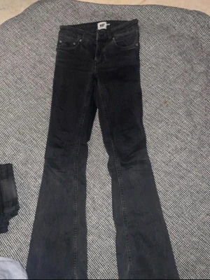🖤 Lager 157 svarta lågmidjade jeans | XXS Short | Low Rise - Säljer ett par svarta lågmidjade jeans från Lager 157 i storlek XXS Short. De har en snygg passform och är perfekta till både vardag och fest. Lätta att matcha med allt!Perfekta om du gillar en Y2K-inspirerad stil eller vill ha ett par klassiska svarta jeans som passar till allt.