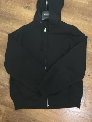 Svart oversized hoodie från H&M - En vanlig hoodie som jag köpte från HM ett tag sen. Detta är en oversized hoodie i storlek M och den riktigt snygg bara att de inte min typ på tröjer