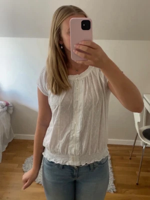 Söt vit blus - Supersöt vit blus med knappar från Vila i storlek S. Pris kan alltid diskuteras och skriv om du har några frågor!💗