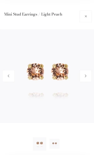 Mini stud örhängen light peach från Caroline Svedbom - Snygga mini stud örhängen med ljus persikofärgad kristall och guldfärgad plätering. Perfekta små örhängen som ger en subtil glans till din look. Kristallen är rundslipad och infattad i fyra klor för en klassisk och stilren känsla.