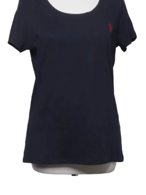 Mörkblå t-shirt från U.S. Polo Assn.❣️ - Mörkblå t-shirt från U.S. Polo Assn. med röd logga broderad på bröstet. T-shirten har korta ärmar, v-ringning och är gjord i mjuk bomull. Perfekt för en avslappnad och stilren look.