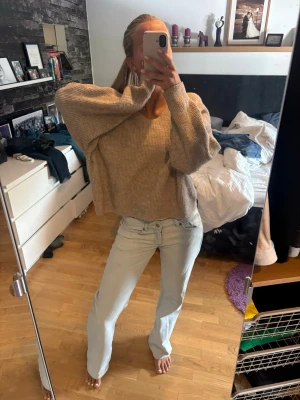Ljusblå raka jeans - Säljer mina jättefina jeans ifrån zara. Endast använd en gång. Skriv vid intresse!🥰