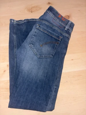 Dondup jeans 31 - Snygga dondup jeans. Jeansen har normal midja och raka ben, perfekta för en avslappnad men ändå stilren look.
