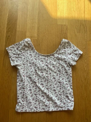  blommig crop top - Söt crop top med blommor på i storlek M 