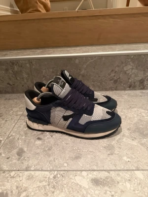 Valentino rockrunners - Säljer mina riktigt snygga Valentino rockrunners i  mycket bra skick utan några större defekter. Dustbag tillkommer. Strorlek 42 passar även 43. Skriv för fler bilder så löser jag. Sjukt bra pris. Självklart äkta har dock en liten defekt vid sulan.