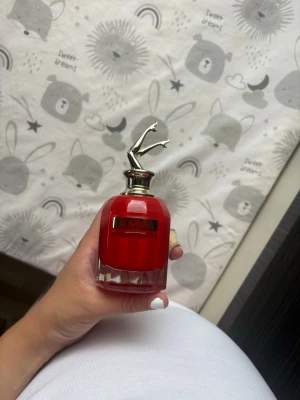 Scandal parfym från Jean Paul Gaultier 80 ml ❤️ - Säljer en Scandal parfym från Jean Paul Gaultier. Flaskan är röd med en guldig etikett och har en unik kork formad som ett par ben i guld. Flaskan är tillverkad i glas och har en lyxig och iögonfallande design. 80% kvar
