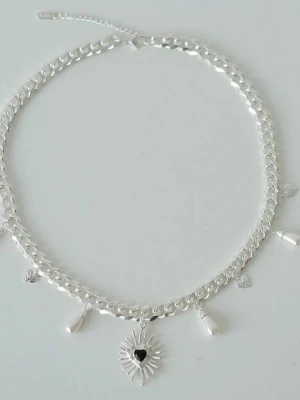 Wos halsband - Säljer nu mitt fina halsband från wos då de inte kommer till användning. De heter VEJA VALENTINA NECKLACE SILVER  och kostar nypris 900. Förlängdnings kedjan har gått av så de finns bara en ring att sätta fast i men är ganska enkelt att fixa ny 