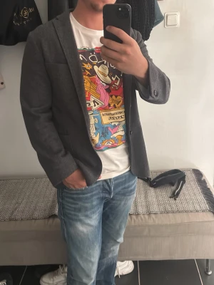 J.Lindeberg Mörkgrå kavaj herr - Kavaj från J.Lindeberg i 100% Merinoull. Schysst att ha vid lite casual tillfällen med skön t-shirt eller skjorta under. Nypris på denna ligger runt 2000kr. Mycket gott skick👍