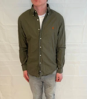 Polo Ralph Lauren Slim Fit Shirt Olive Green - Grön slim fit-skjorta i 100% bomull, begagnad i mycket gott skick.