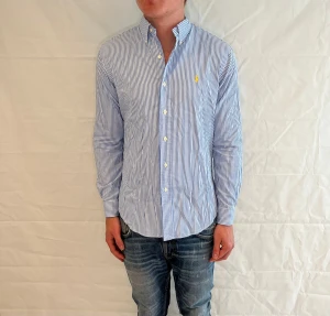 Polo Ralph Lauren Custom Fit Shirt Striped Men's - Randig skjorta i 100% bomull, slim fit, begagnad i mycket gott skick.