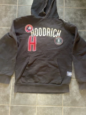 Svart hoodie från Hoodrich - Har jätte små hål men det är inga som syns det är ett som på bilden. Passar inte mig längre. XS men passar S