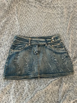 Jeanskjol - Lågmidjad jeanskjol från Swell Jeans, stor storlek men passar som 36 ungefär