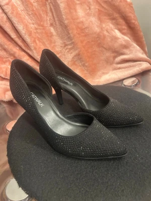 Svarta Catwalk-klackar med strass  - Jätte fina klackar som passar perfekt till fest och annat. Säljer då storleken inte passar. Köpta här, ja har aldrig använt och ser inte alls använda ut. 