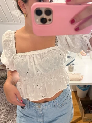 Vit broderad blus med puffärm - söt topp från h&m