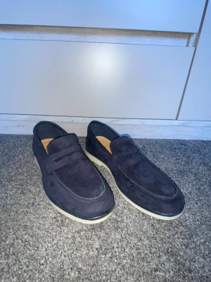 Loafers - Marinblå/mörkblå loafers i storlek 40. Använda en vecka utomlands men ingenting i Sverige. Inga defekter och inga lösa trådar. Pris kan diskuteras!