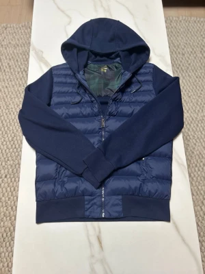 Ralph Lauren Cardigan jacka - Säljer nu en riktigt fet Ralph lauren Cardigan jacka. Storlek S. Om du har några funderingar så är det bara att fråga på! ❇️
