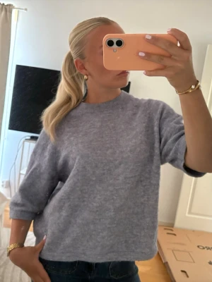 Ljuslila stickad tröja med 3/4-ärm - Super fin populär other stories tröja som är helt slutsåld på hemsidan.