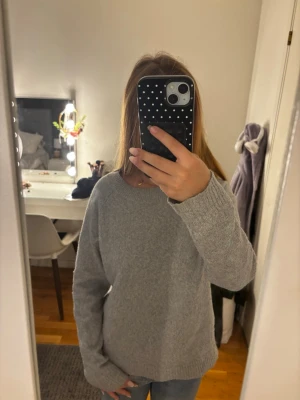 Ljusgrå stickad tröja🩶 - Mysig ljusgrå stickad tröja med rund halsringning och långa ärmar. Perfekt till hösten. Jätte jätte mjukt material. Original pris: 299 💞💞