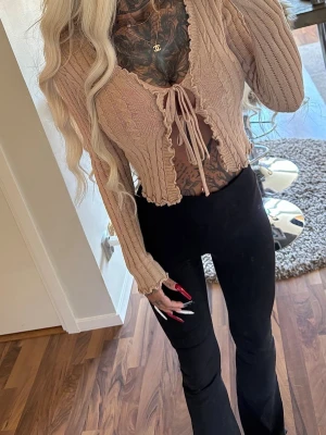 Beige långärmad tröja  - Beige tröja, använt max 2 gånger 💋 ▪️ TikTok - ginise 