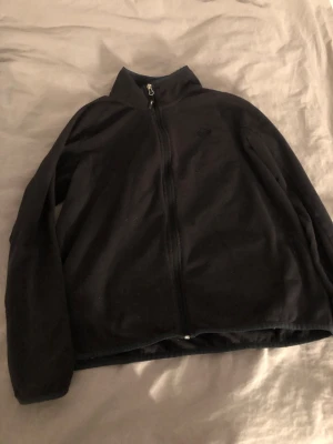 Svart hoodie - Storlek S men passar Xs. 