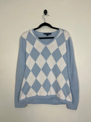 Tommy Hilfiger Argyle V-ringad Bomullströja Ljusblå - Tommy Hilfiger Argyle V-ringad Bomullströja Ljusblå • Storlek: M • Färg: Ljusblå / vit  • Passform: Regular Fit  • Krage: V-ringad • Material: 100% bomull  Skick: Plagget är i väldigt fint skick utan defekter. Eventuella anmärkningar anges alltid tydligt i beskrivningen och visas på bilderna.  Nypris: Cirka 1 200 kr.  📦 Skickas snabbt och packas omsorgsfullt. 💬 Hör gärna av dig om du har frågor eller vill se fler bilder. 🤝 Samfrakt erbjuds vid köp av flera plagg – kika gärna in mina andra annons