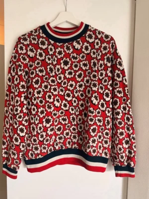 Jacquard tröja  - Tjock jacquard tröja med blommigt motiv, mycket sparsamt använd och utan några defekter.  Storlek S/36