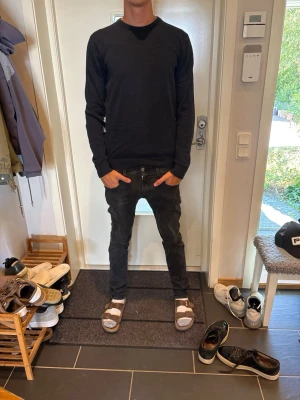 Mörkblå basic sweatshirt - En stilren mörkblå sweatshirt med rund hals och långa ärmar. Tröjan har en enkel design utan tryck eller mönster och är tillverkad i ett mjukt material som passar perfekt till jeans eller andra byxor.