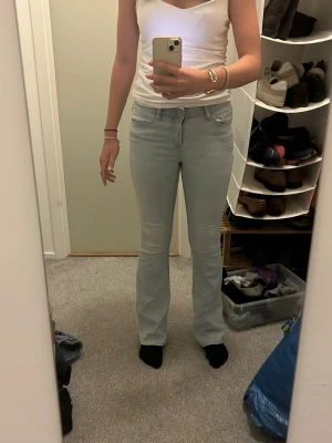 Ljusblå bootcut jeans - Säljer ett par ljusblå bootcut jeans i normal midja