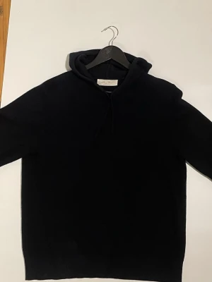 Kashmir hoodie  - Mörkblå Kashmir hoodie - inga märkbara defekter  - Storlek M men passar även S.