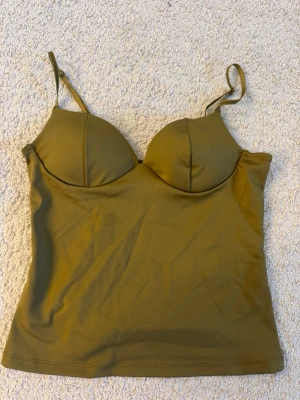Topp gina - Body liknade grön topp från Gina