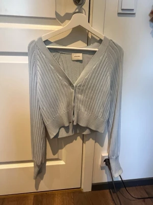 Blå cardigan  - Blå cardigan från danskt märke. Supermysig och skön. Runt s/m i storlek 